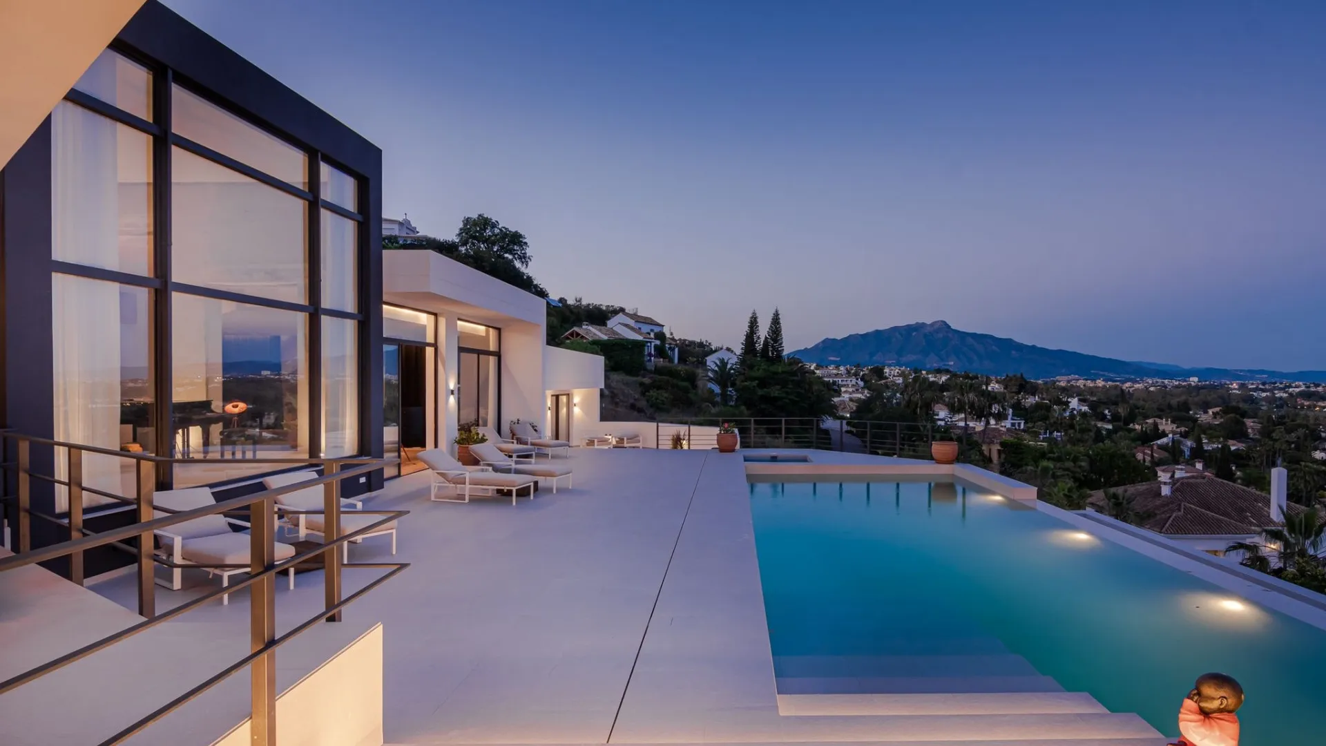 For sale Paraiso Alto villa with 6 bedrooms