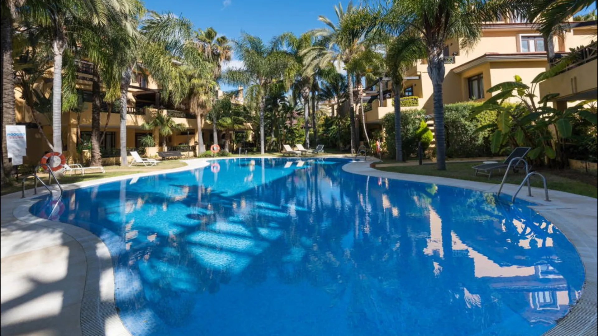 Bungalow for sale in Bahia de Banus with 3 bedrooms