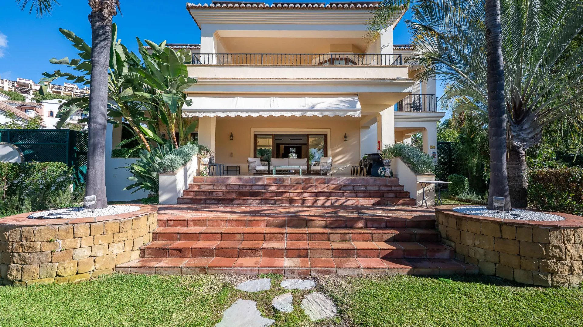 Se vende villa en Los Arqueros de 6 dormitorios