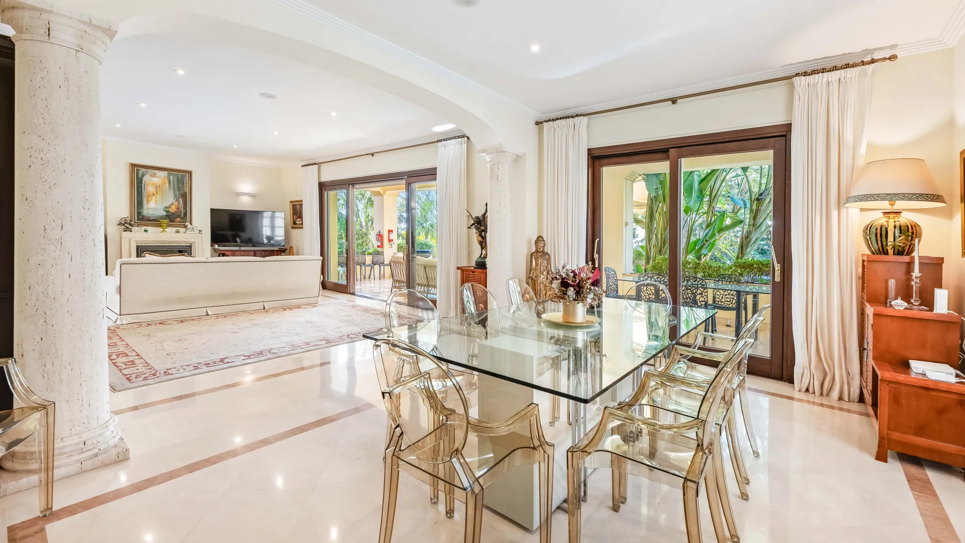 Se vende villa en Los Arqueros de 6 dormitorios