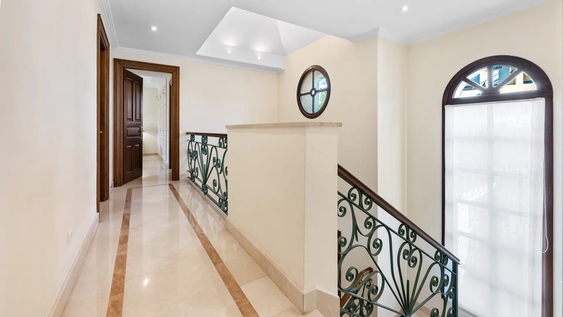 Se vende villa en Los Arqueros de 6 dormitorios