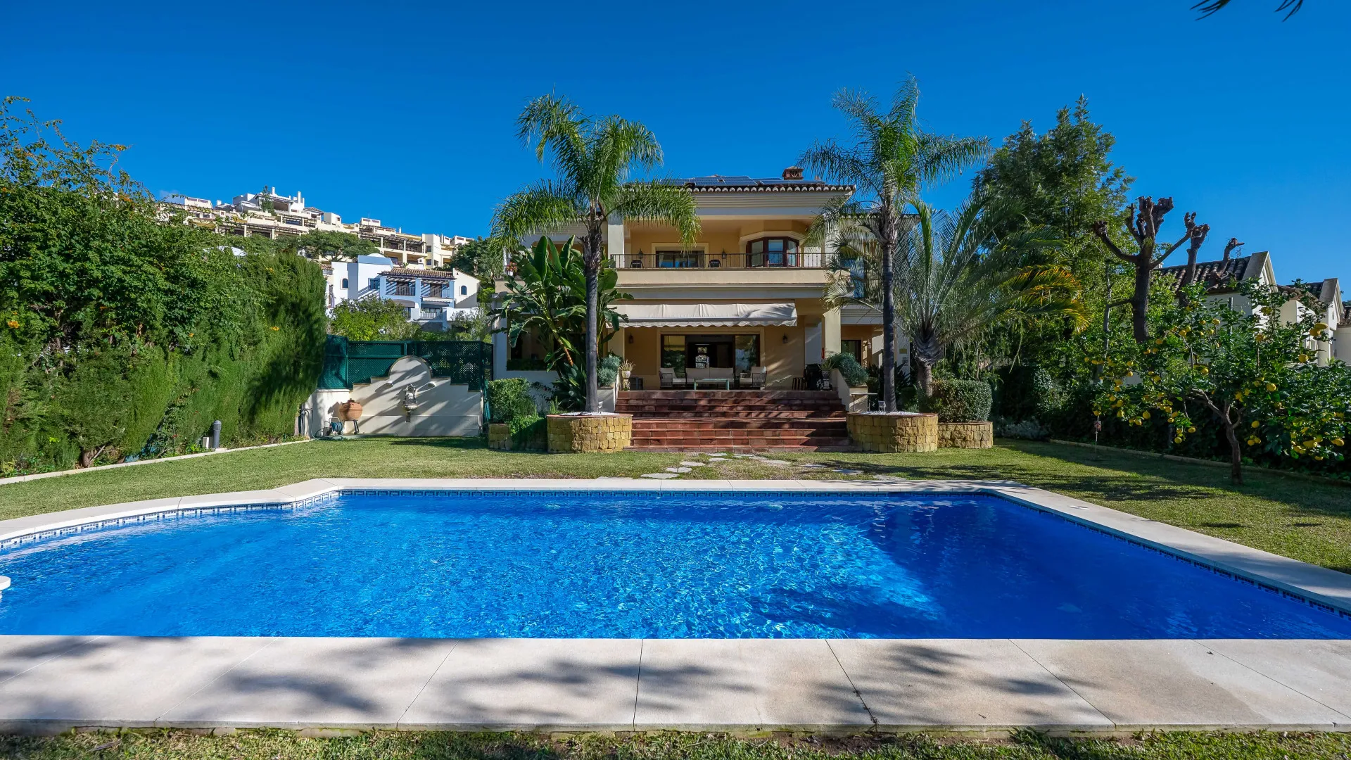 Se vende villa en Los Arqueros de 6 dormitorios