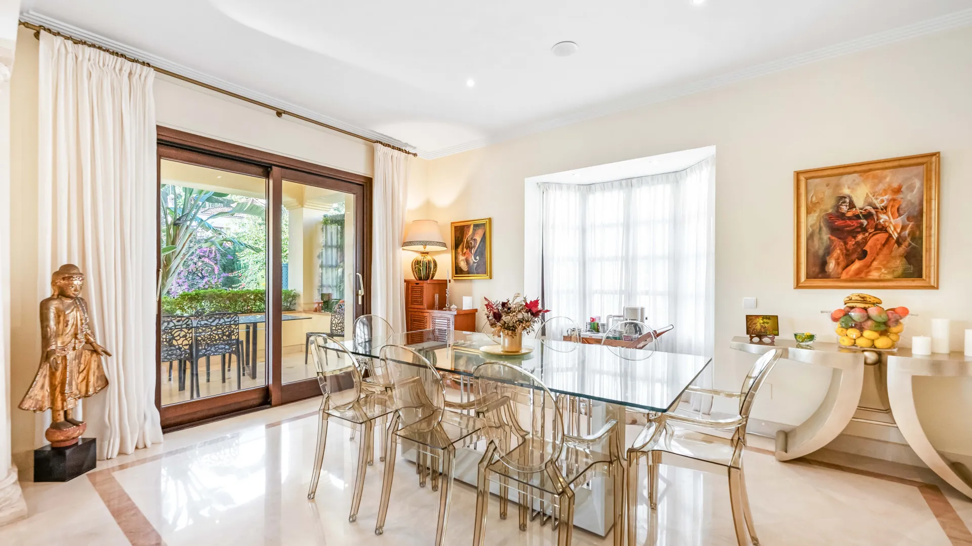 Se vende villa en Los Arqueros de 6 dormitorios