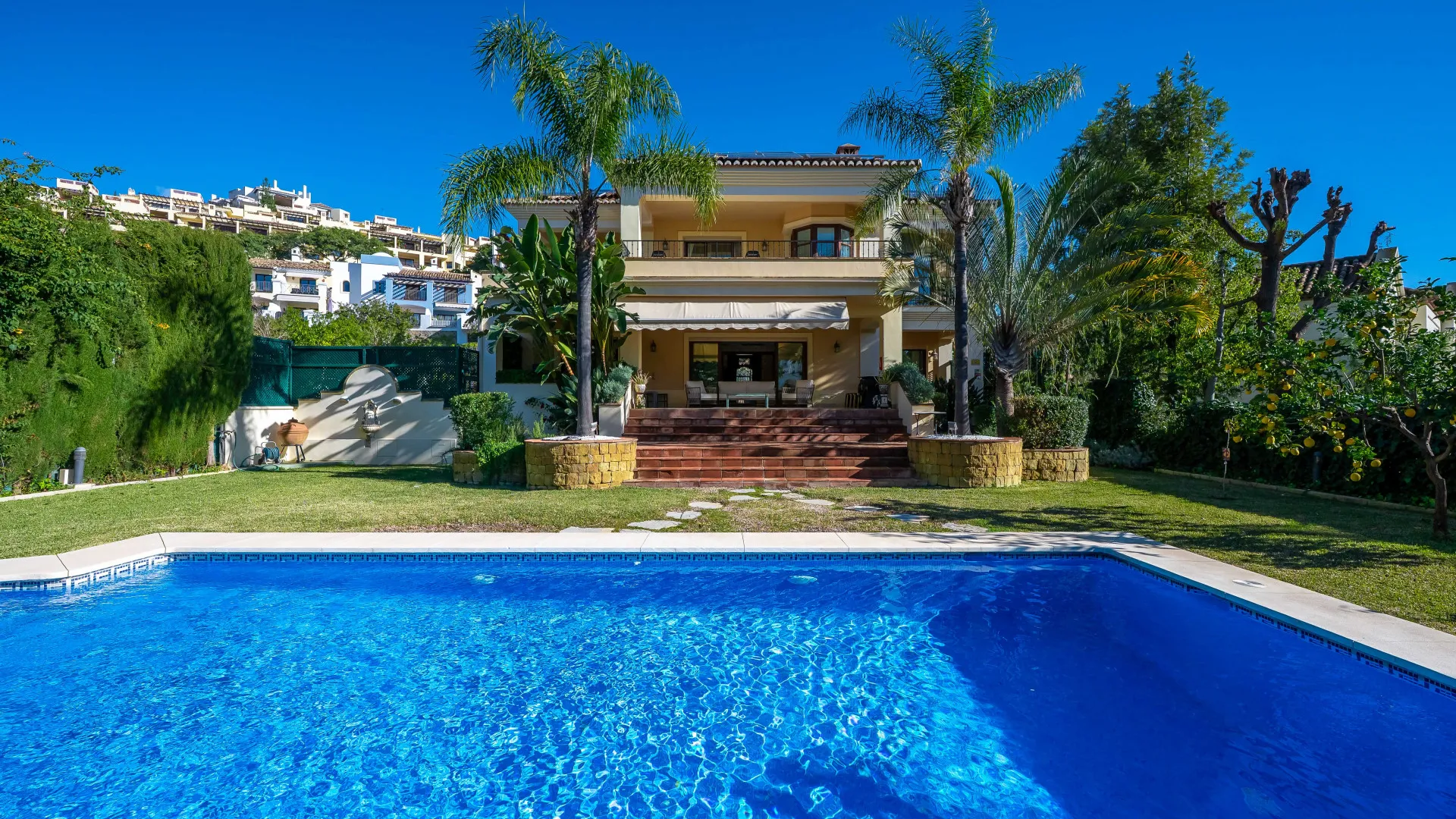 Se vende villa en Los Arqueros de 6 dormitorios