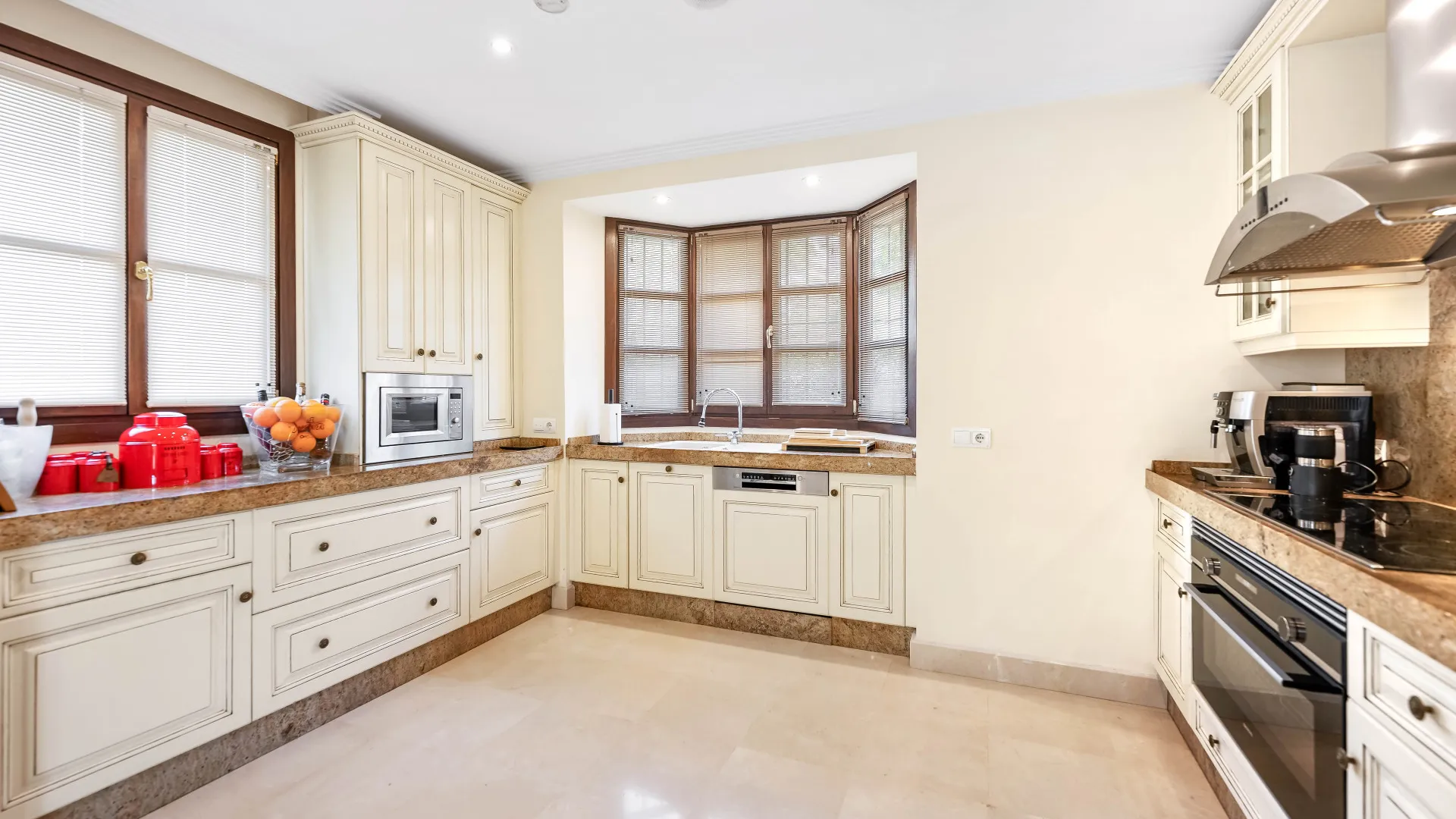 Se vende villa en Los Arqueros de 6 dormitorios