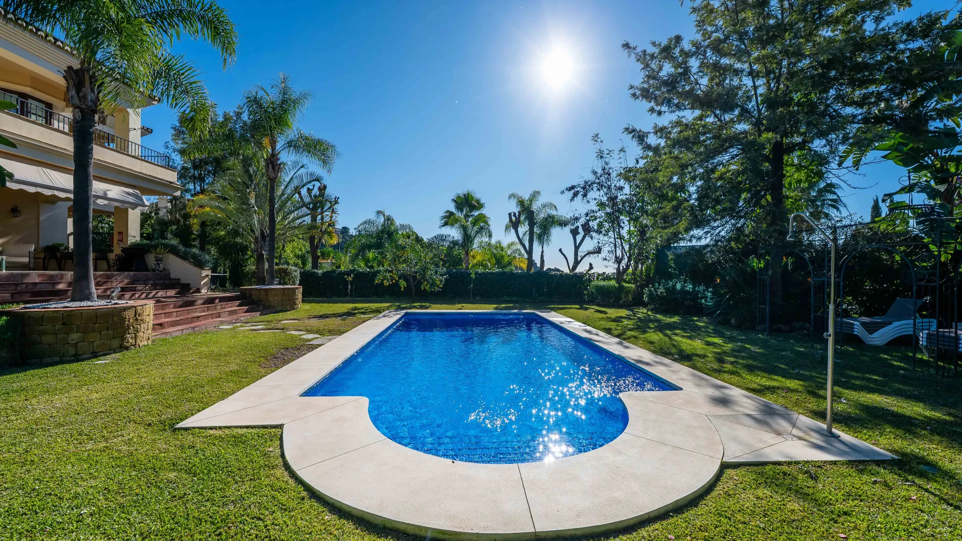 Se vende villa en Los Arqueros de 6 dormitorios