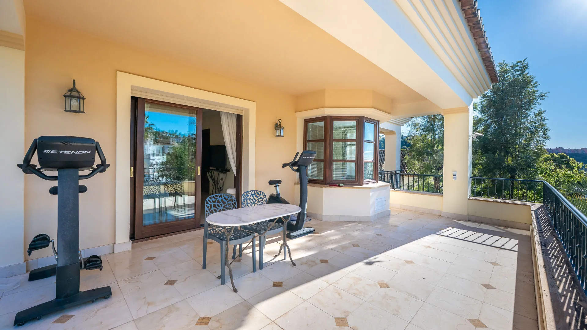 Se vende villa en Los Arqueros de 6 dormitorios