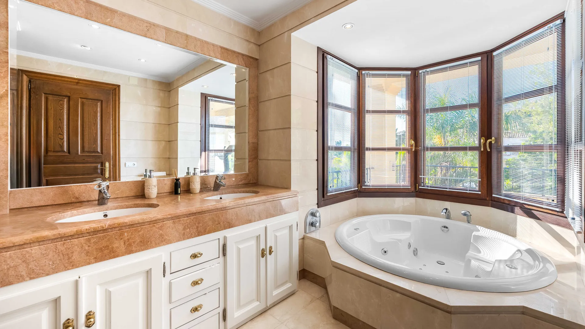 Se vende villa en Los Arqueros de 6 dormitorios