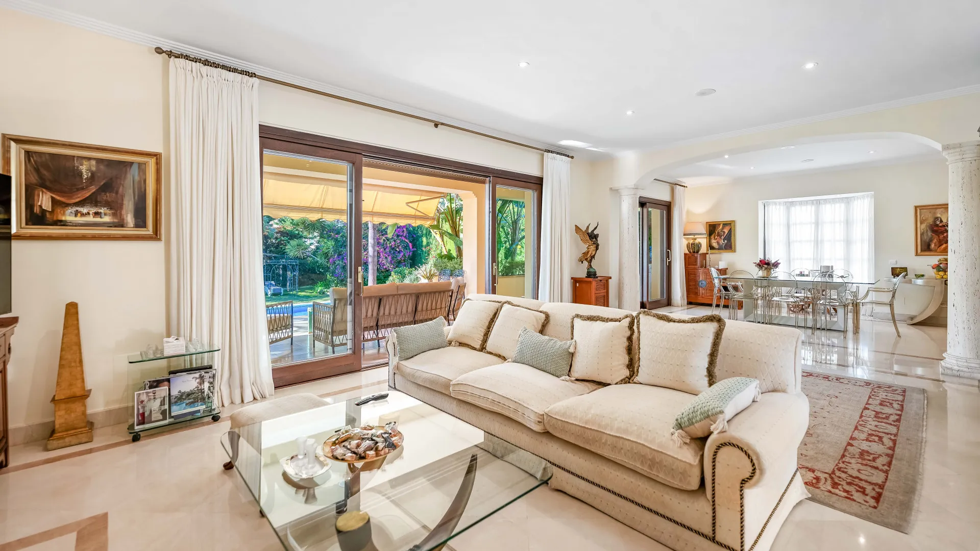 Se vende villa en Los Arqueros de 6 dormitorios