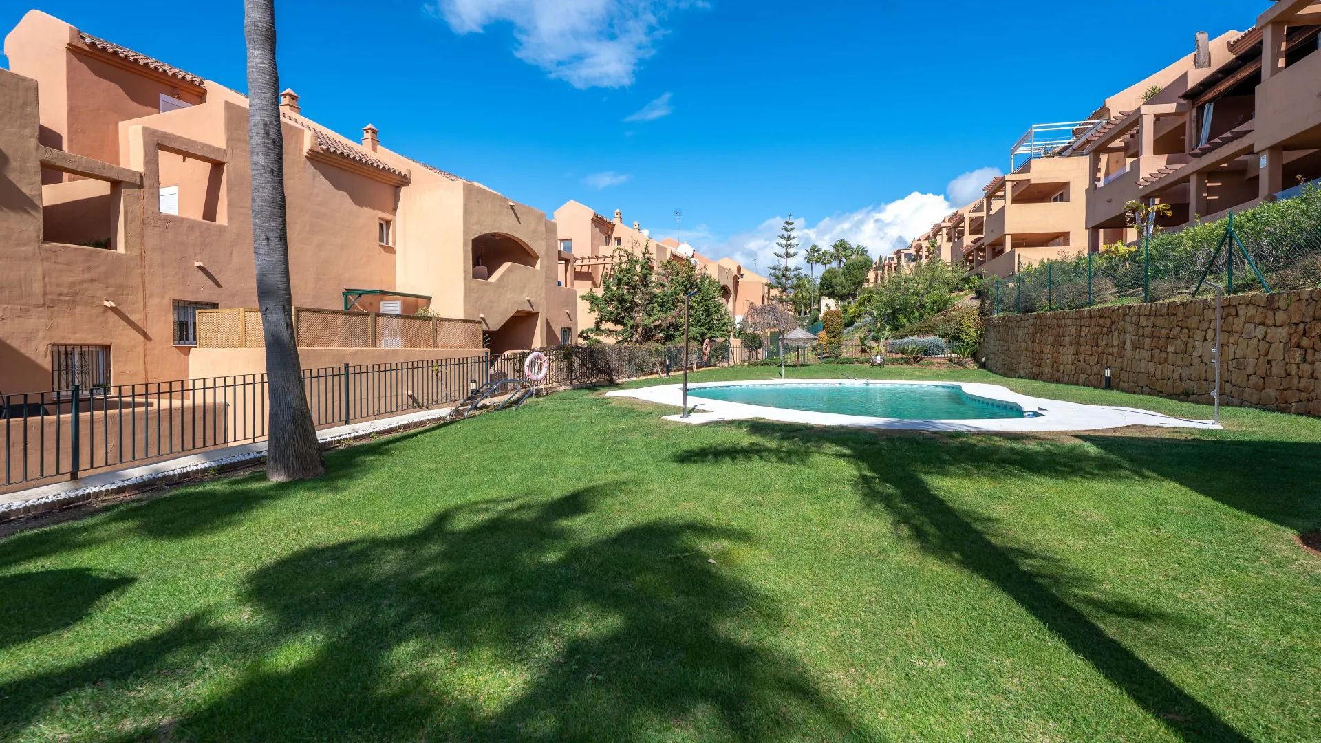 Apartment with 2 bedrooms for sale in Elviria
