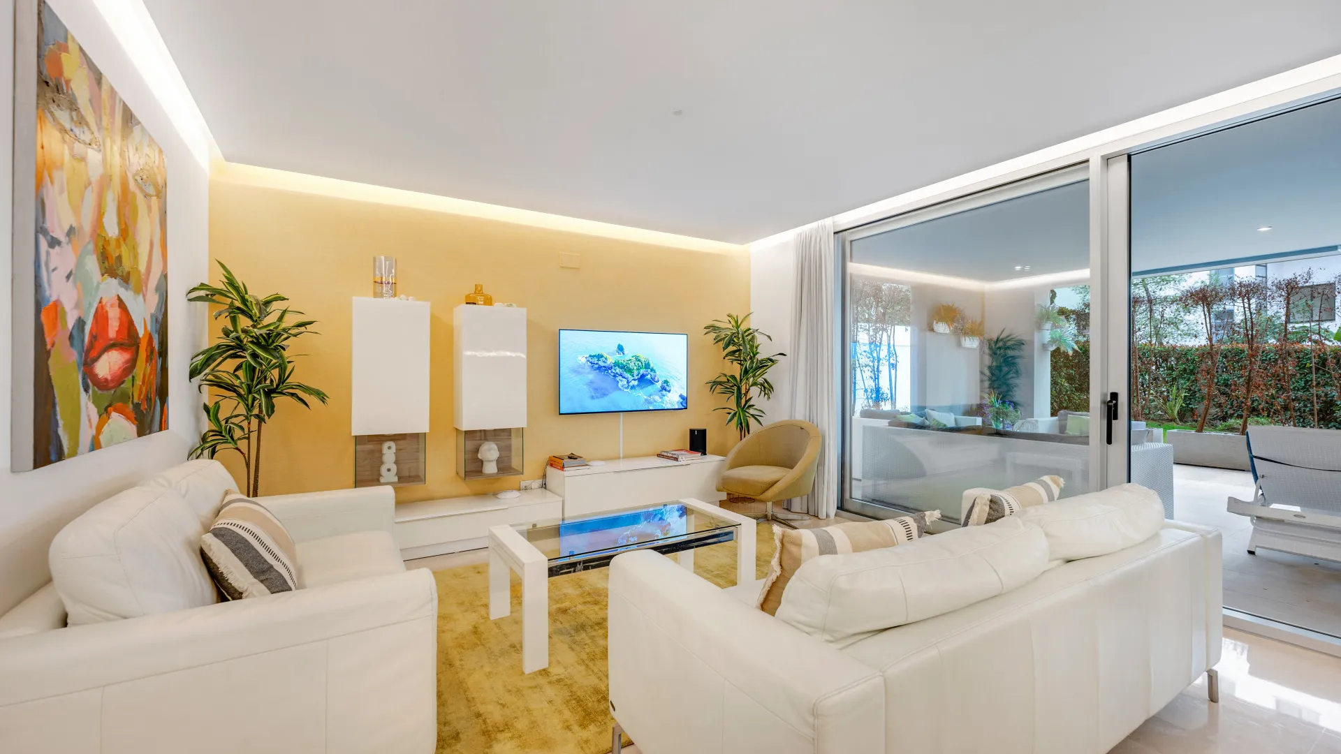 For sale ground floor apartment in Marbella - Puerto Banus with 3 bedrooms