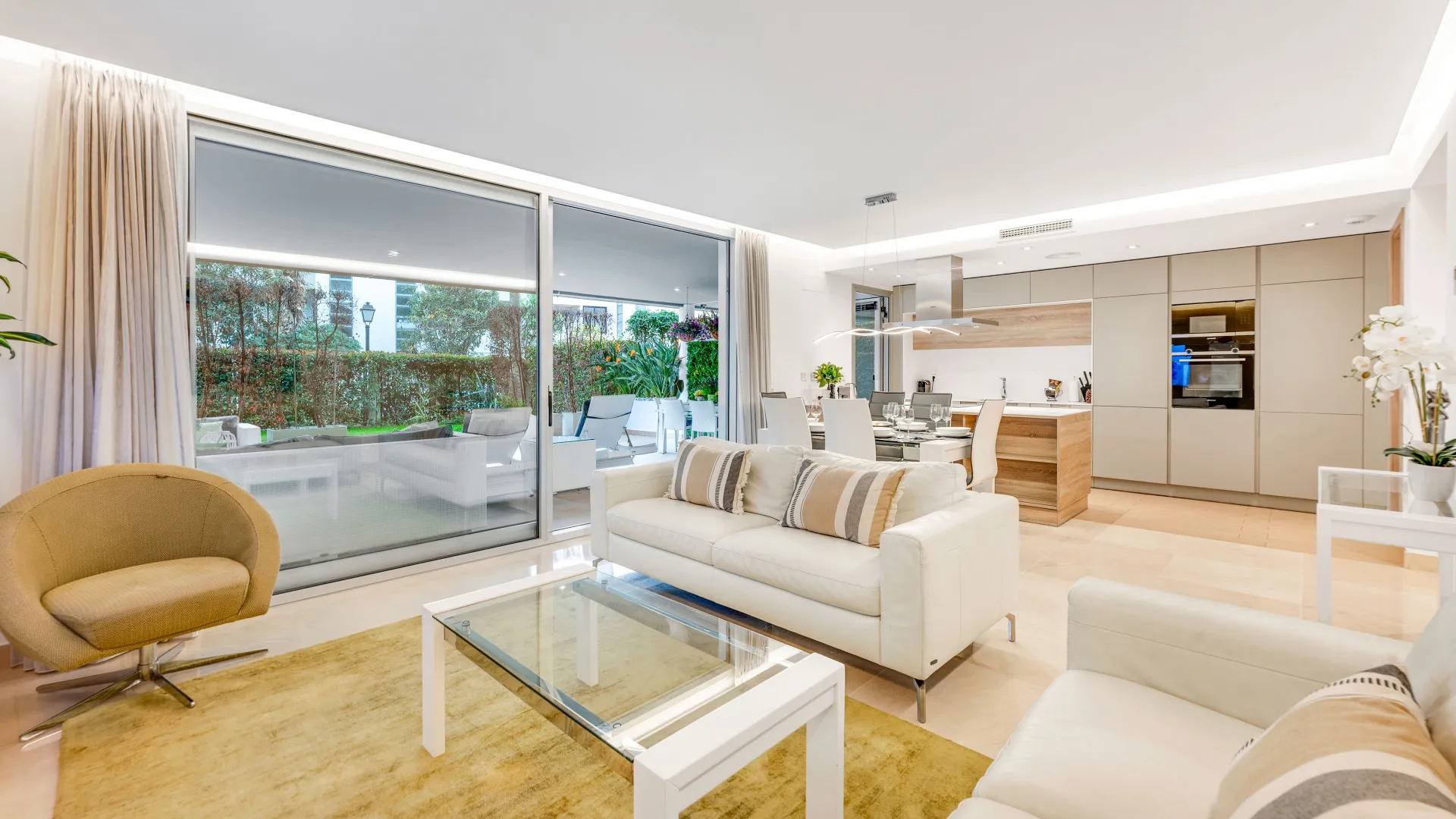 For sale ground floor apartment in Marbella - Puerto Banus with 3 bedrooms