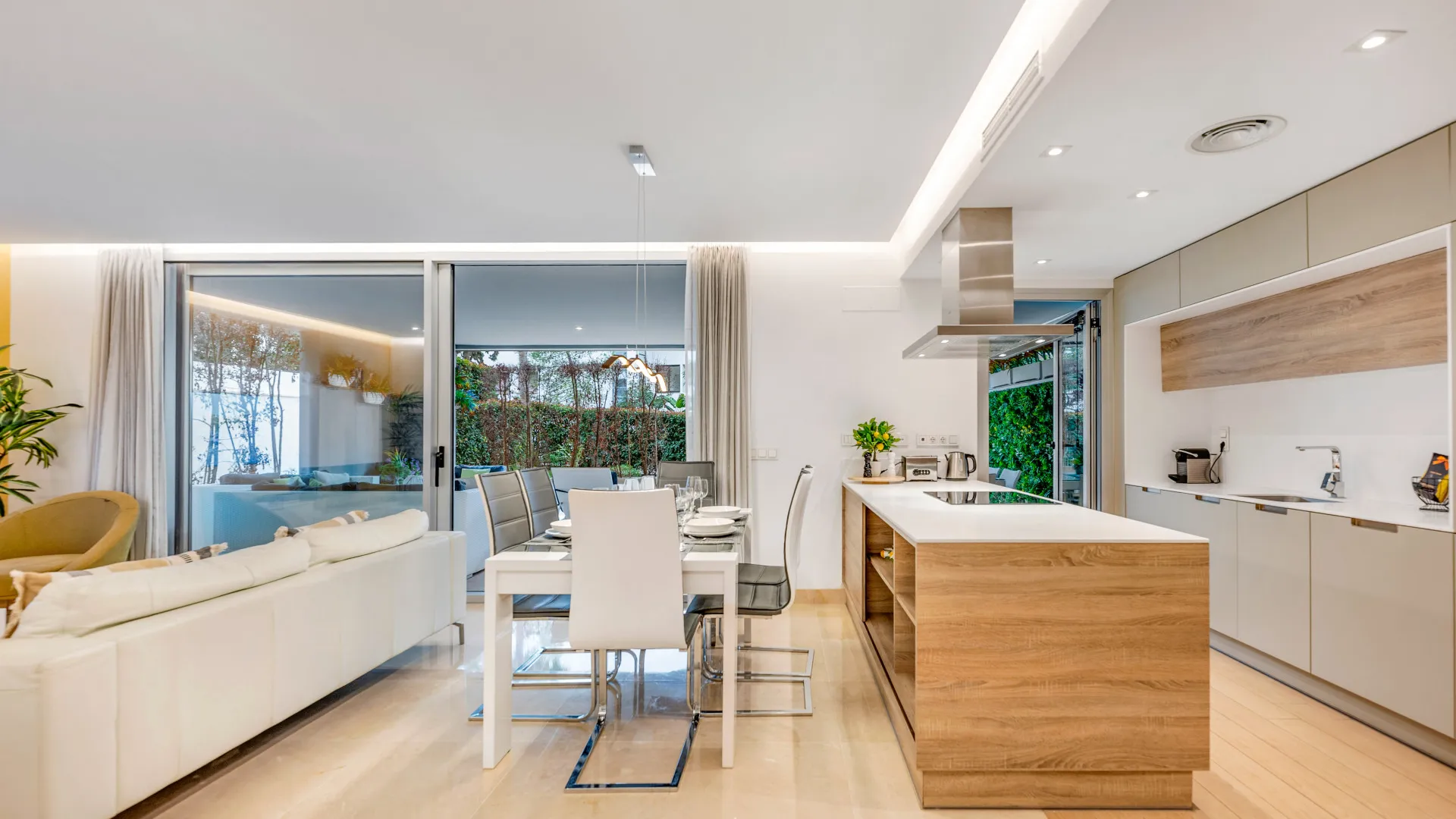 For sale ground floor apartment in Marbella - Puerto Banus with 3 bedrooms