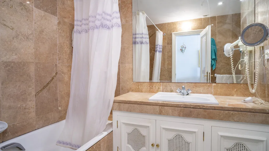 For sale chalet with 4 bedrooms in Golden Mile