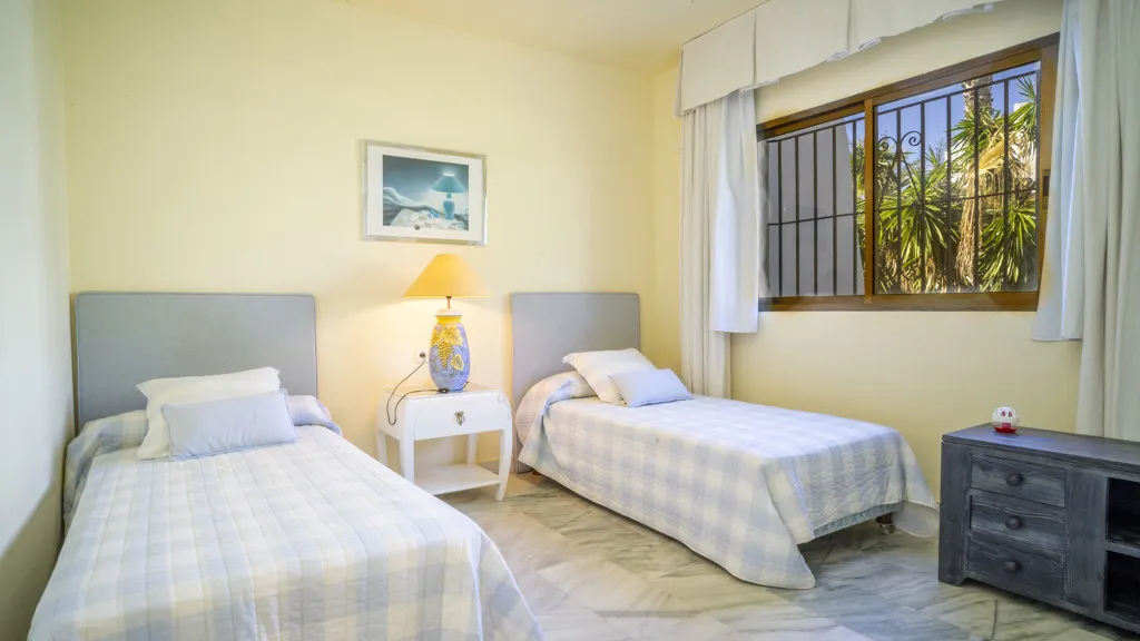 For sale chalet with 4 bedrooms in Golden Mile