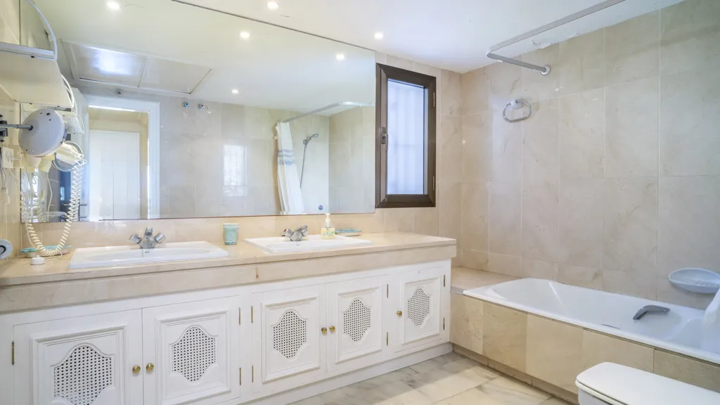 For sale chalet with 4 bedrooms in Golden Mile