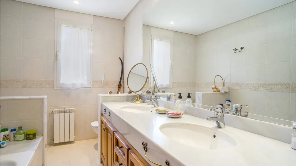 Chalet en venta en Benahavis con 5 dormitorios