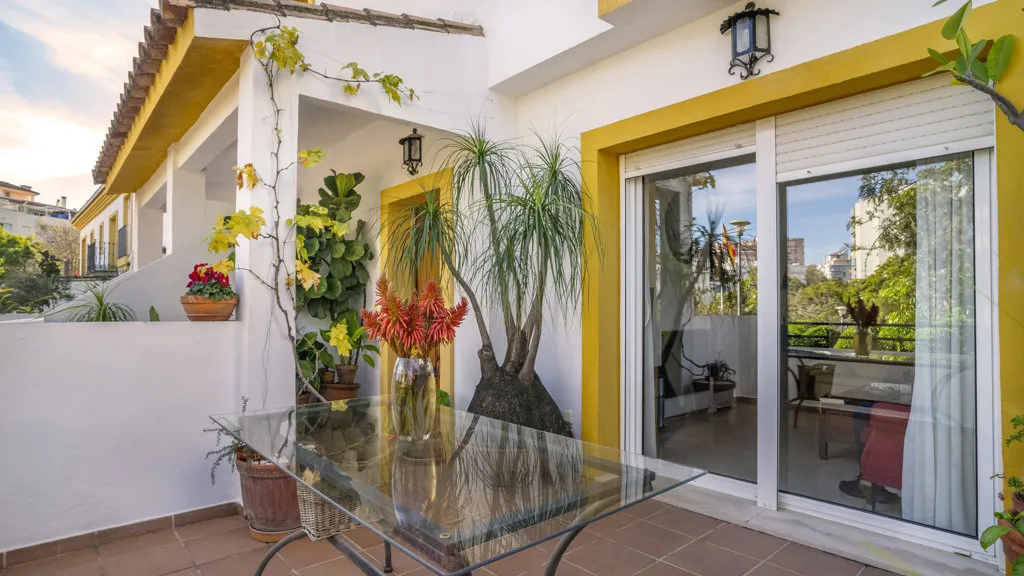 For sale 4 bedrooms chalet in Estepona