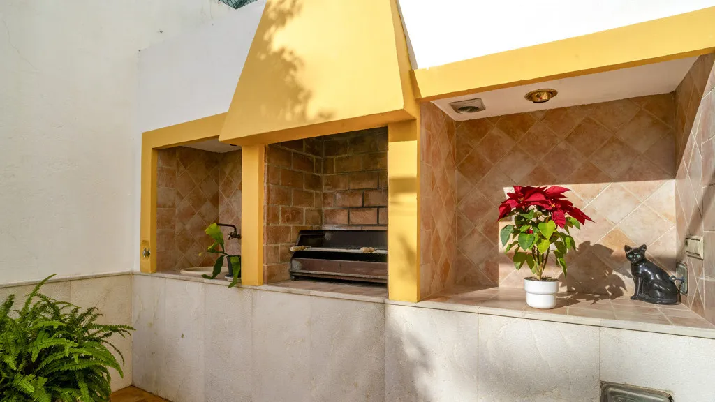 For sale 4 bedrooms chalet in Estepona