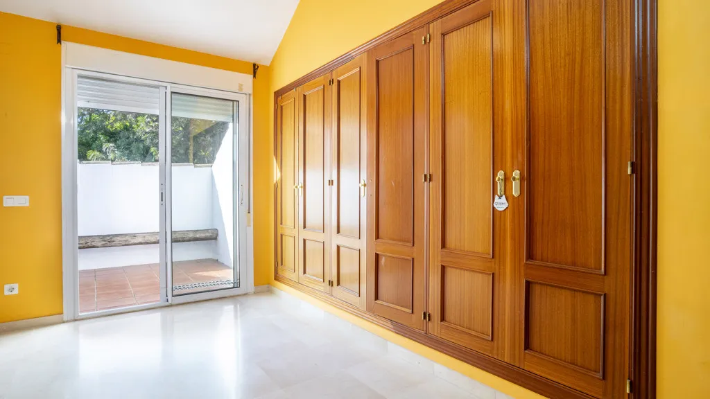 For sale 4 bedrooms chalet in Estepona