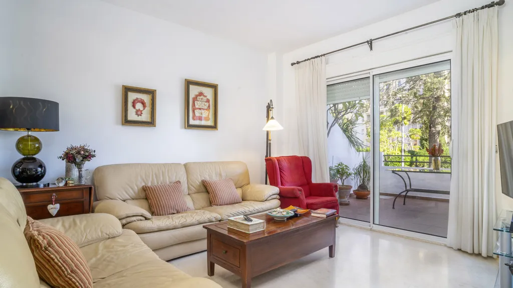 For sale 4 bedrooms chalet in Estepona