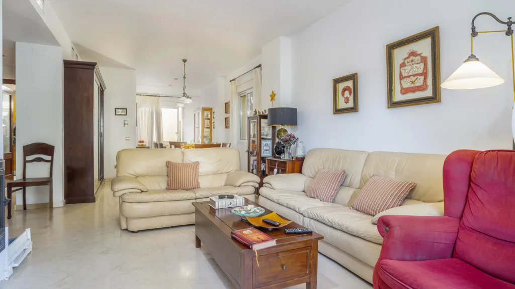 For sale 4 bedrooms chalet in Estepona