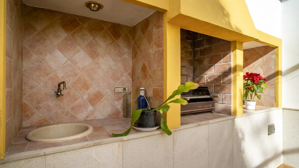 For sale 4 bedrooms chalet in Estepona