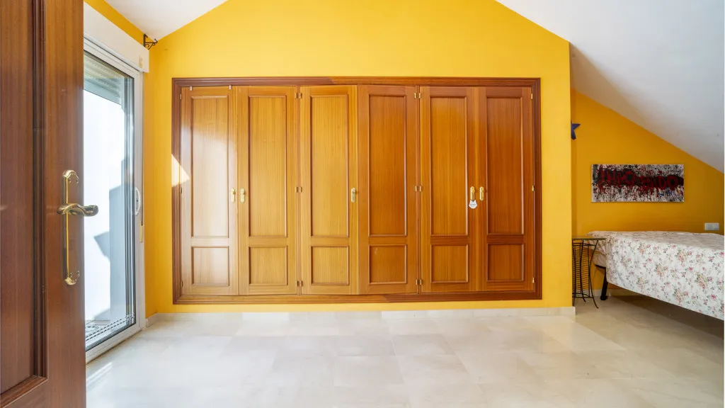 For sale 4 bedrooms chalet in Estepona