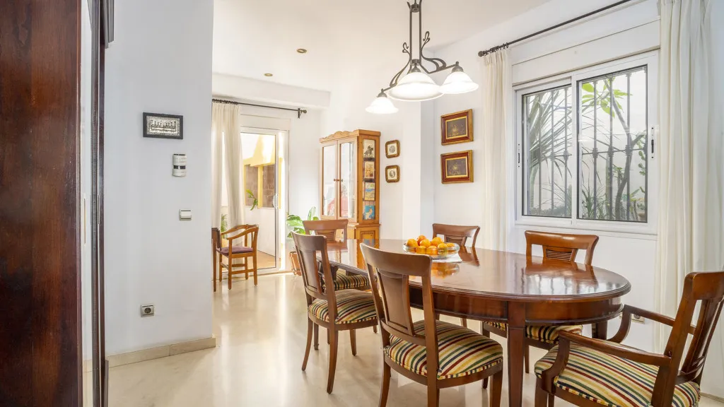 For sale 4 bedrooms chalet in Estepona