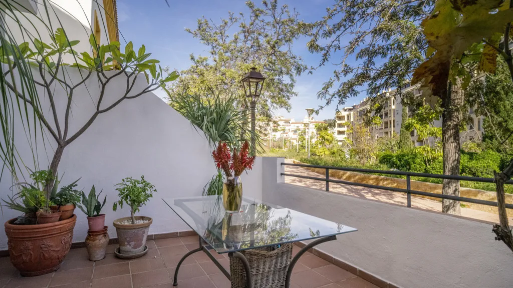 For sale 4 bedrooms chalet in Estepona