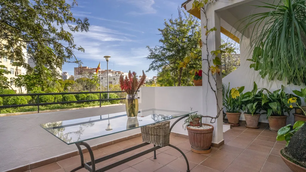 For sale 4 bedrooms chalet in Estepona