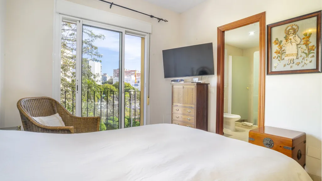 For sale 4 bedrooms chalet in Estepona