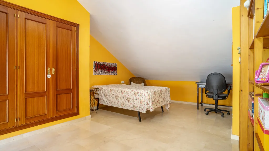 For sale 4 bedrooms chalet in Estepona