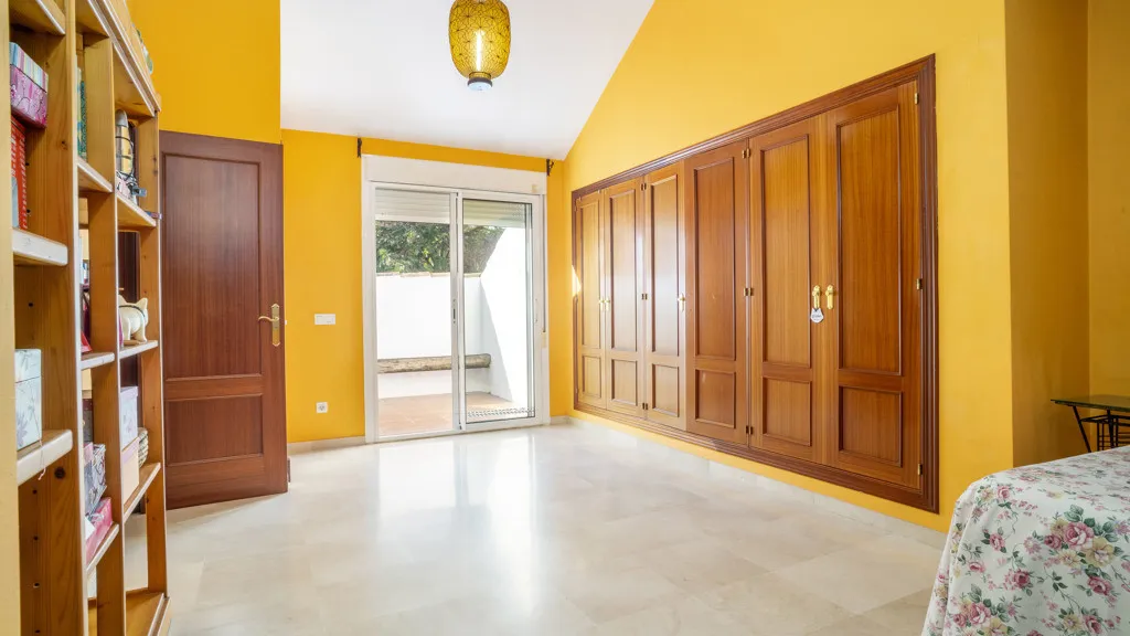 For sale 4 bedrooms chalet in Estepona