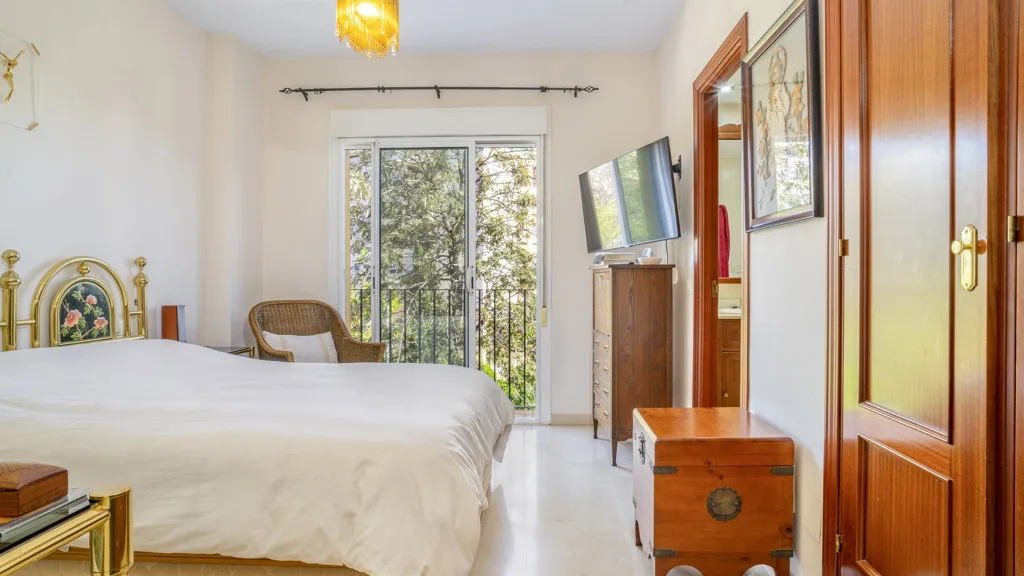 For sale 4 bedrooms chalet in Estepona