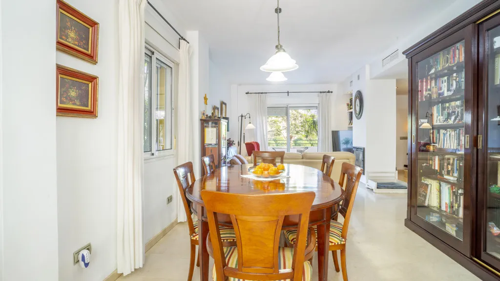 For sale 4 bedrooms chalet in Estepona