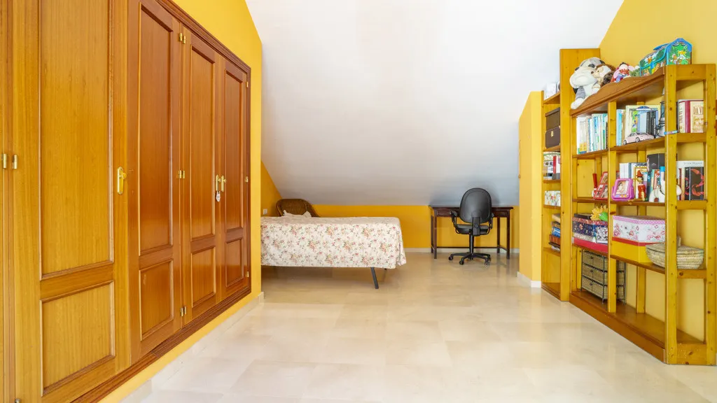 For sale 4 bedrooms chalet in Estepona