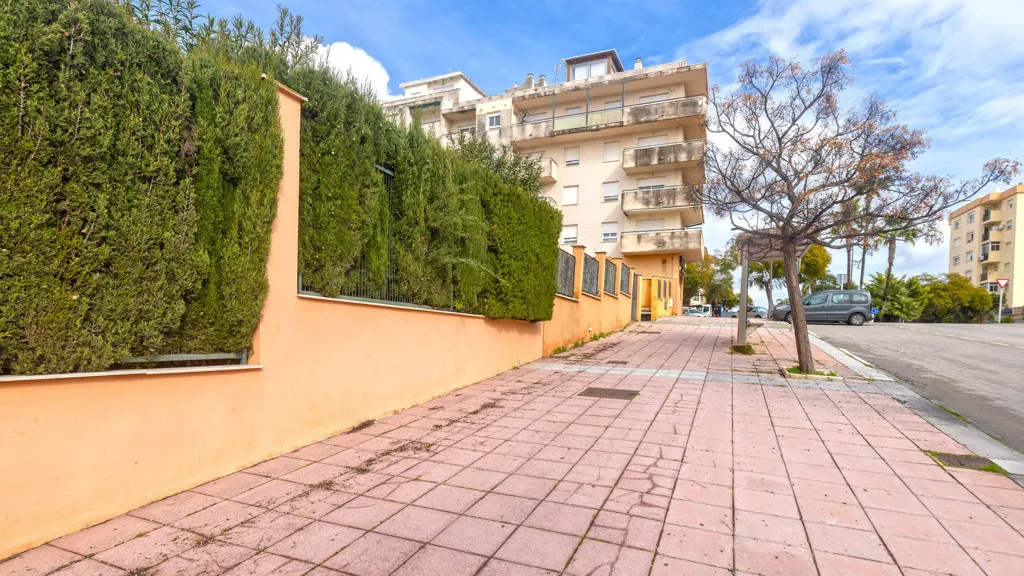 For sale Estepona Puerto apartment with 3 bedrooms