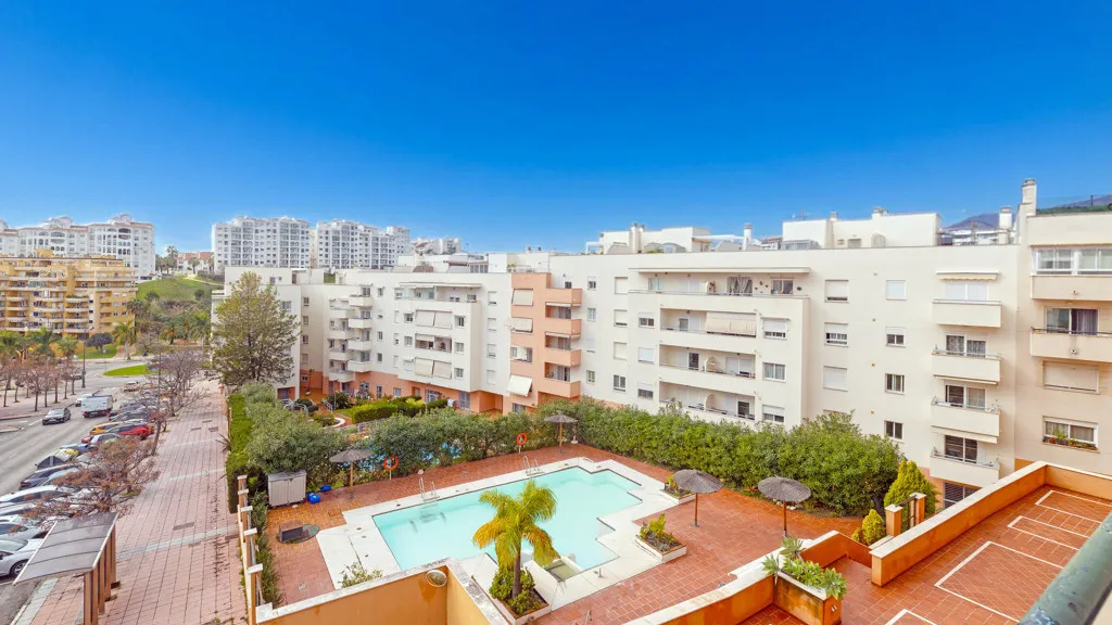 For sale Estepona Puerto apartment with 3 bedrooms