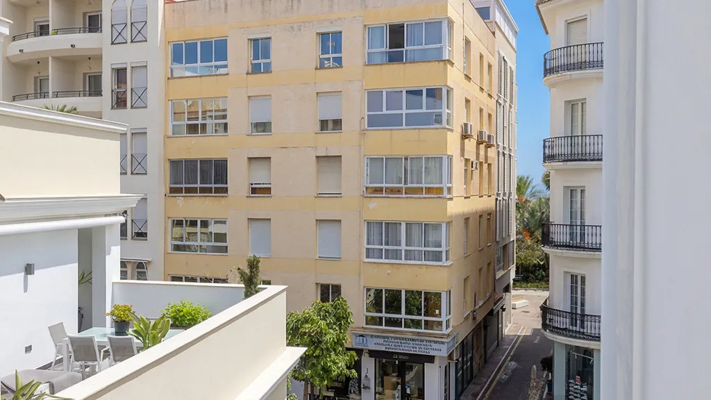 Buy 3 bedrooms apartment in Estepona