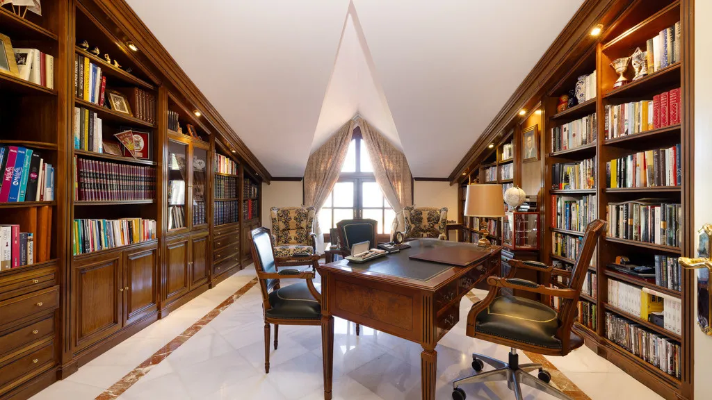 Buy Estepona 5 bedrooms chalet