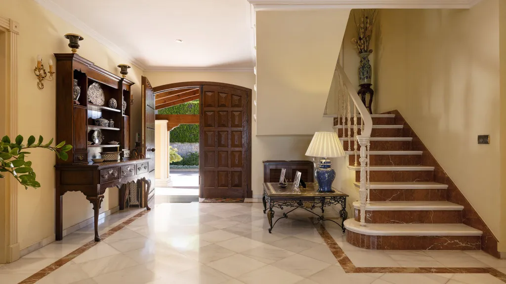 Buy Estepona 5 bedrooms chalet