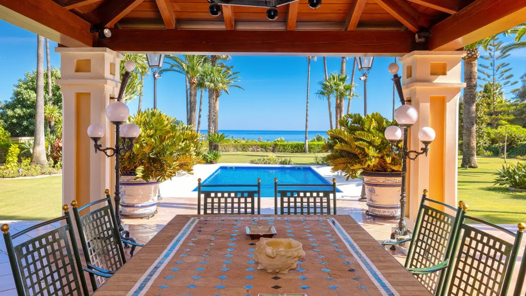 Buy Estepona 5 bedrooms chalet