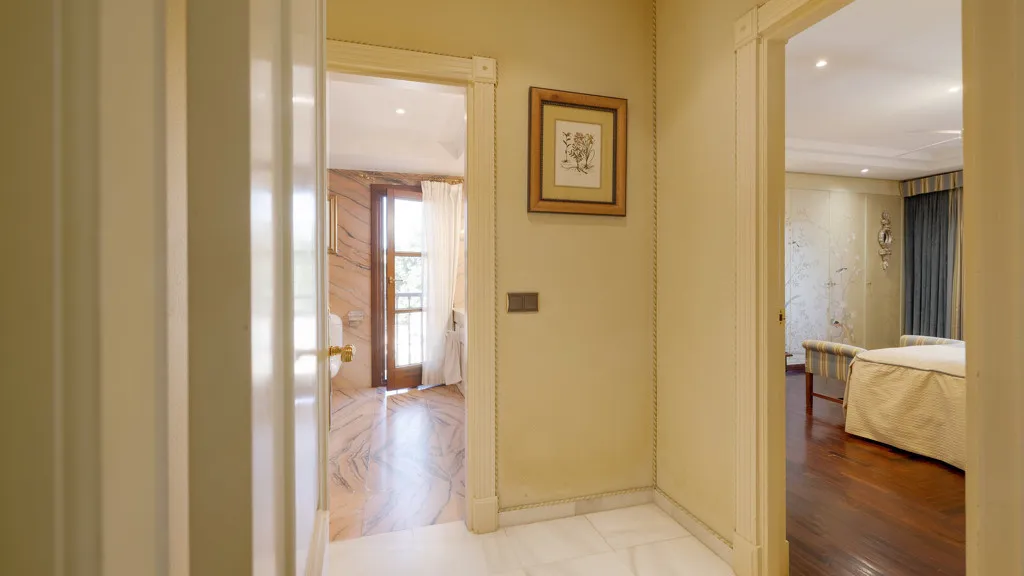 Buy Estepona 5 bedrooms chalet