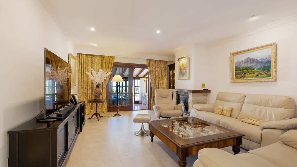 Buy Estepona 5 bedrooms chalet