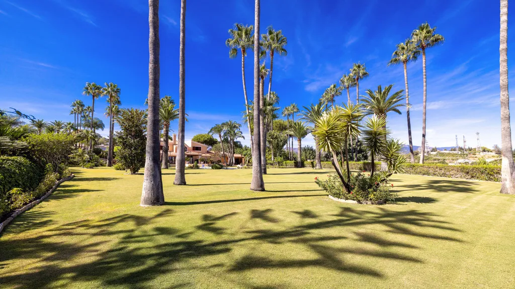 Buy Estepona 5 bedrooms chalet