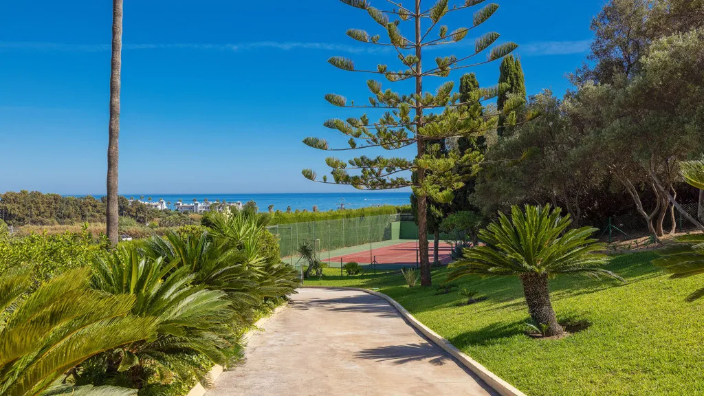 Buy Estepona 5 bedrooms chalet