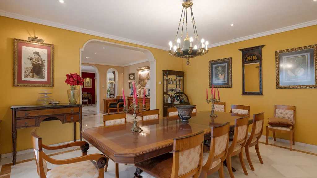 Buy Estepona 5 bedrooms chalet