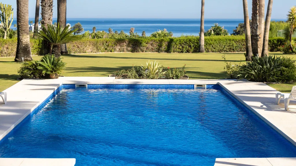 Buy Estepona 5 bedrooms chalet