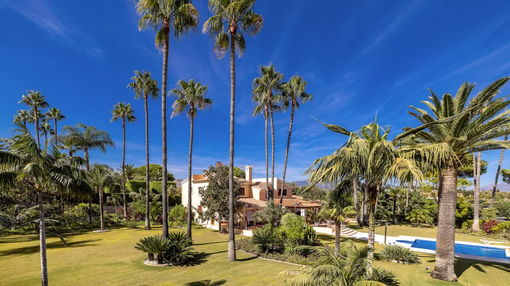 Buy Estepona 5 bedrooms chalet